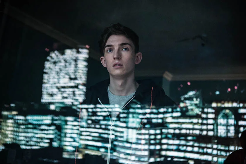 Uma ficção científica inocente, <b>"iBoy"</b> repensa o quanto de dados disponibilizamos no mundo digital. Ao ter um chip de celular encravado no cérebro, o jovem Tom aprende a manipular dados e tenta lutar contra o crime. Uma ficção científica inocente, <b>"iBoy"</b> repensa o quanto de dados disponibilizamos no mundo digital. Ao ter um chip de celular encravado no cérebro, o jovem Tom aprende a manipular dados e tenta lutar contra o crime.