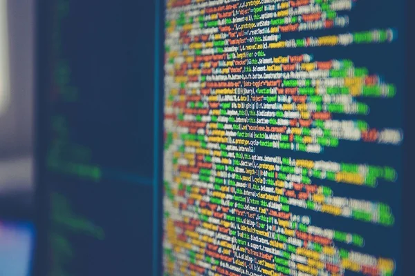 curso técnico- Imagem colorida de código exibido em um monitor de computador tecnologia - Metrópoles