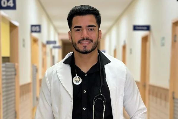 Imagem colorida mostra incluenciador que morreu em acidente de carrro em goinânia - Metrópoles