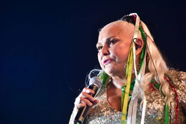 Foto colorida da cantora Fafá de Belém durante o São João da Thay - Metrópoles