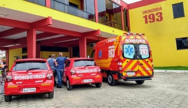 Imagem colorida de bombeiros de Blumenau - Metrópoles