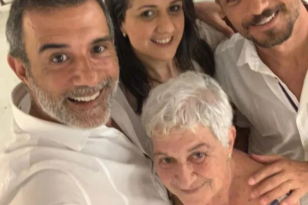 Marcos Pasquim emociona ao se despedir da mãe, que morreu aos 76 anos