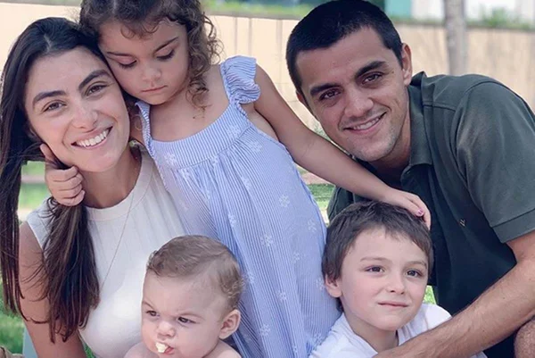 Felipe Simas e a família