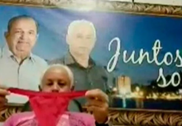 Vereador de Bragança Paulista (SP), Ditinho Bueno (PSC), cheira calcinha vermelha durante sessão na Câmara Municipal