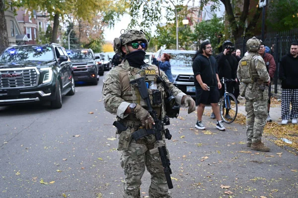 Imagem colorida de Agentes do Serviço de Imigração e Controle Aduaneiro dos Estados Unidos (ICE) realizam operações no bairro Little Village, uma comunidade predominantemente mexicano-americana em Chicago, Estados Unidos, em 8 de novembro de 2025.