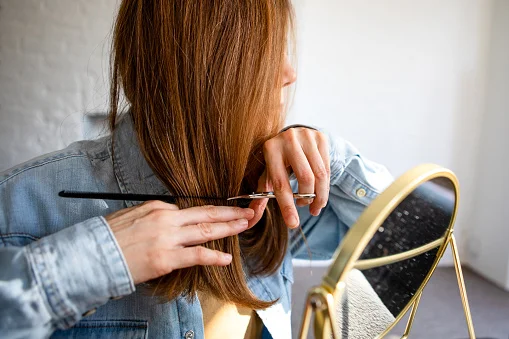 Mulher cortando cabelo
