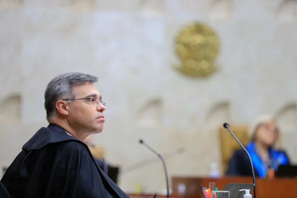 André Mendonça em primeiro plano no plenário do STF