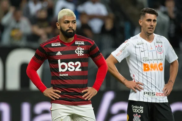 Fla e Corinthians terão naco maior do R$ 1,1 bi da Globo no Brasileiro