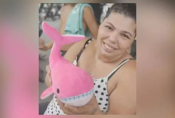 imagem colorida mulher presa por engano no rio