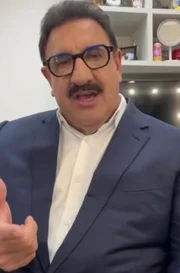 Ratinho usa uma das peças feitas por Filipe Diniz