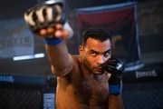 A trama da nova produção da Netflix acompanha Marcelo, um homem sem memória – interpretado por Vinicius – que tenta reconstruir a vida no octógono enquanto foge de um passado criminoso perigoso A trama da nova produção da Netflix acompanha Marcelo, um homem sem memória – interpretado por Vinicius – que tenta reconstruir a vida no octógono enquanto foge de um passado criminoso perigoso