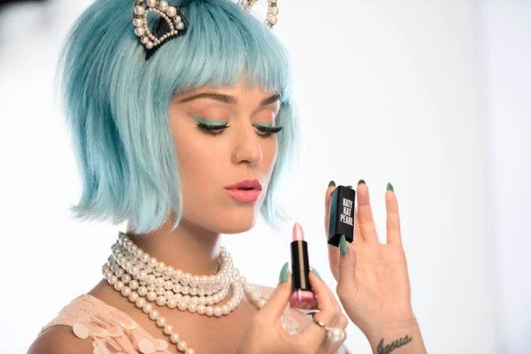 Katy Perry lança linha de maquiagem inspirada em sereias