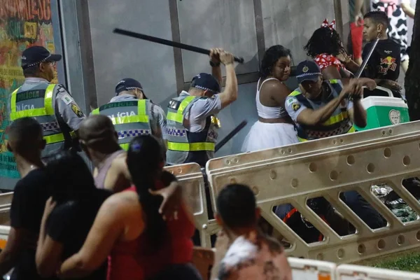 Carnaval no SCS: balas de borracha e bombas de gás lacrimogêneo