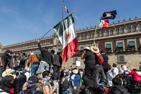 Imagem colorida de protesto no México - Metrópoles