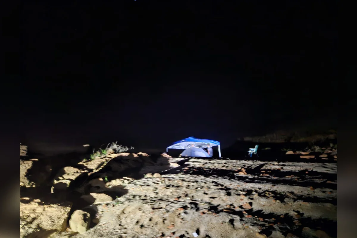 Pai e filho foram localizados por volta de 1h20 de domingo (18), na ilha conhecida como Beni Beach Pai e filho foram localizados por volta de 1h20 de domingo (18), na ilha conhecida como Beni Beach