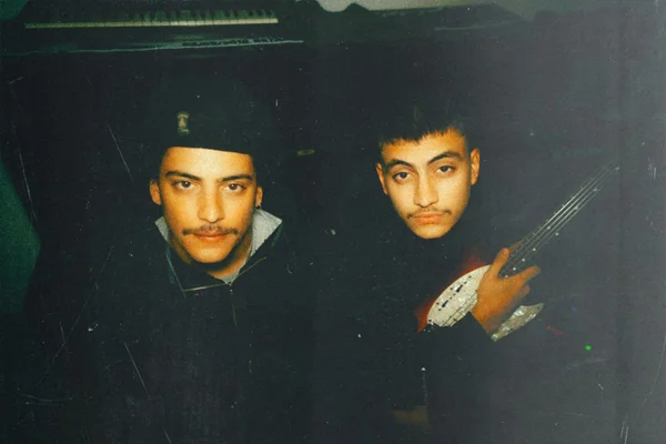 Foto colorida da dupla Akhi Huna - Metrópoles