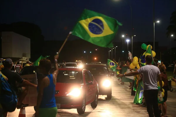 Protesto feminista inspirado em ato do Chile chega a Brasília