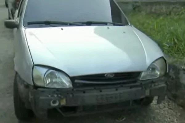 Imagem colorida de carro danificado. Metrópoles