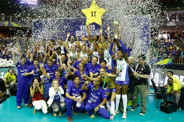 Em ginásio lotado, Rio vence o Praia e leva título da Superliga no DF