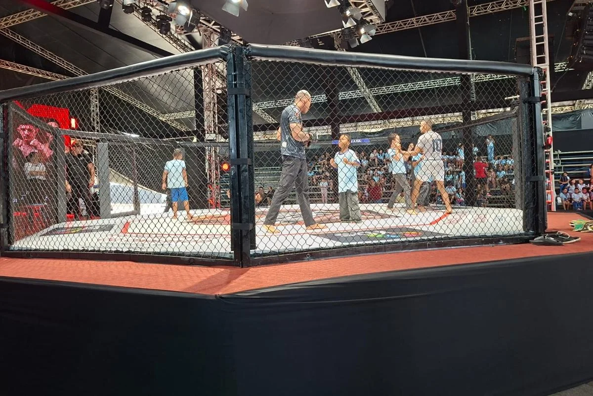 Lutadores do BSB Fightt interagem com os estudantes da rede pública Lutadores do BSB Fightt interagem com os estudantes da rede pública