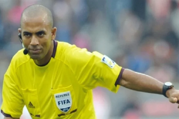 Árbitro marca 4 pênaltis na mesma partida e é banido do futebol