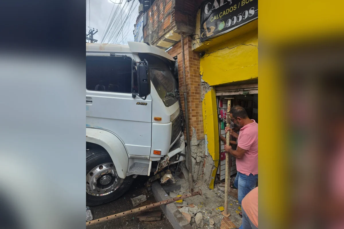 Caminhão desgovernado atropela cliente dentro de relojoaria em BH