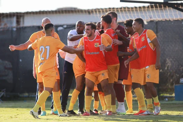 Jogadores do Brasiliense comemoram primeiro gol contra o Real Brasília - Metrópoles