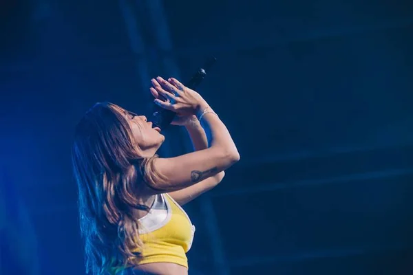 Furacão Anitta: biografia da cantora já é a mais vendida no Brasil