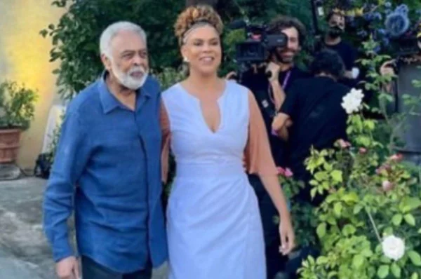 Foto colorida gilberto gil e filha
