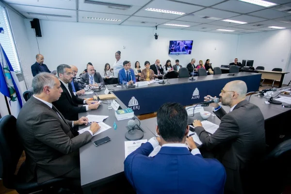 CCJ da Alerj aprova projeto que classifica CV e PCC como terroristas - Metrópoles