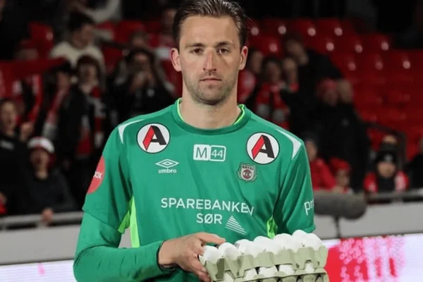 Goleiro defende pênalti e ganha 48 ovos como premiação. Entenda