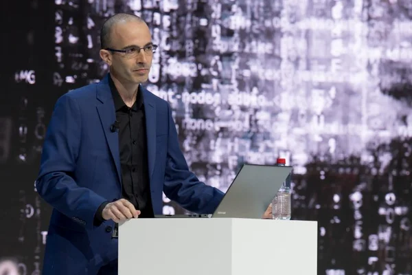 Autor do livro Sapiens, Harari avalia que Putin “já perdeu a guerra”
