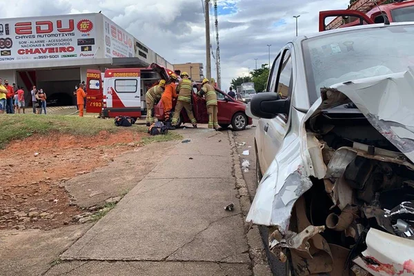 Vídeo: motorista é levado ao hospital com suspeita de traumatismo