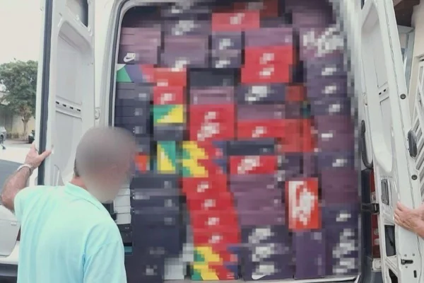 Imagem colorida mostra caixas de tênis falsificados apreendidos em Sorocaba; um homem foi preso - Metrópoles