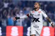 Neymar chega a 700 participações em gol