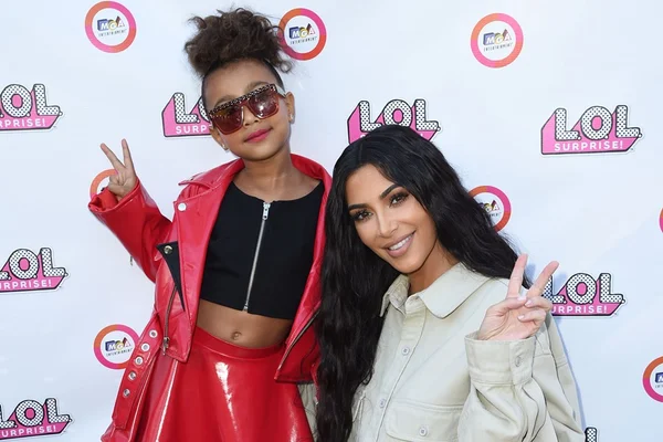 Kim Kardashian presenteia filha com jaqueta de Michael Jackson