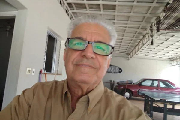 Imagem colorida de Cesar Fine Torres. Ele é um homem de cabelo branco e usa óculos e morreu após levar voadora em Santos; agressor foi preso - Metrópoles