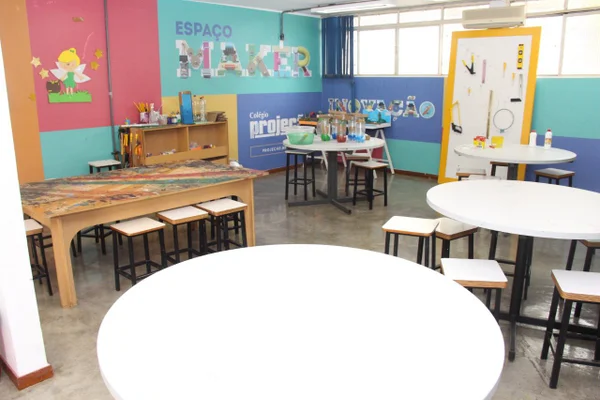 Sala vazia antes dos jovens chegarem para aula em escola do DF. Reajustes de professores volta a ser pauta - Metrópoles