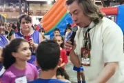 Imagem compartilhada em prestação de contas mostra que até o crachá do evento tinha o rosto do casal de políticos
