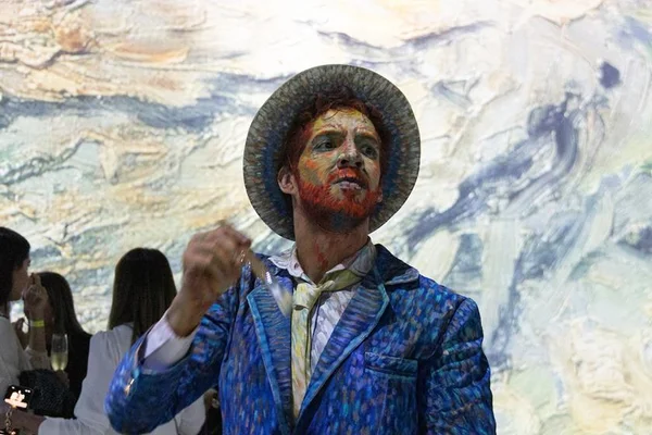 Artista recria Van Gogh com sucata e chega à exposição Beyond Van Gogh
