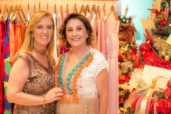 Denise Barbosa recebe acessórios artesanais de Meire Bonadio