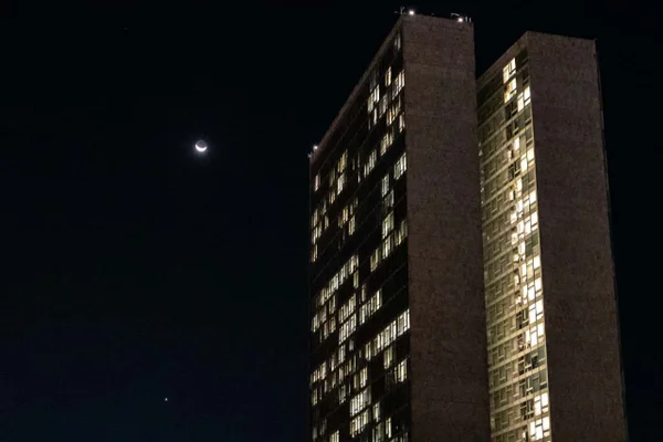 Lua crescente é vista ao lado do edifício-sede do Congresso Nacional, na Esplanada dos Ministérios, durante a noite desta quinta-feira (18/6) - Metrópoles