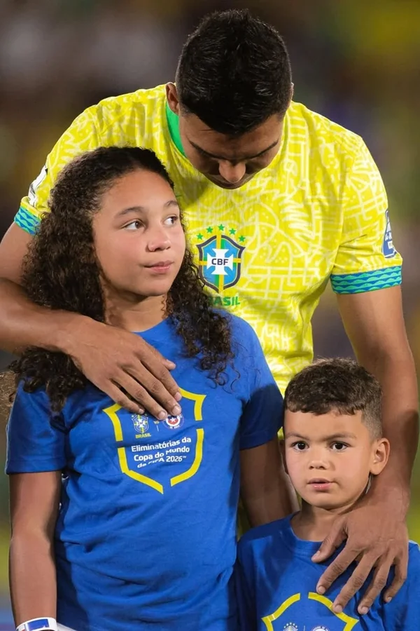 Filha de Casemiro vai às lágrimas com gol do pai na vitória do Brasil - destaque galeria