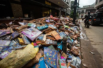 Livraria familiar há 20 anos em Petrópolis tem 15 mil obras destruídas