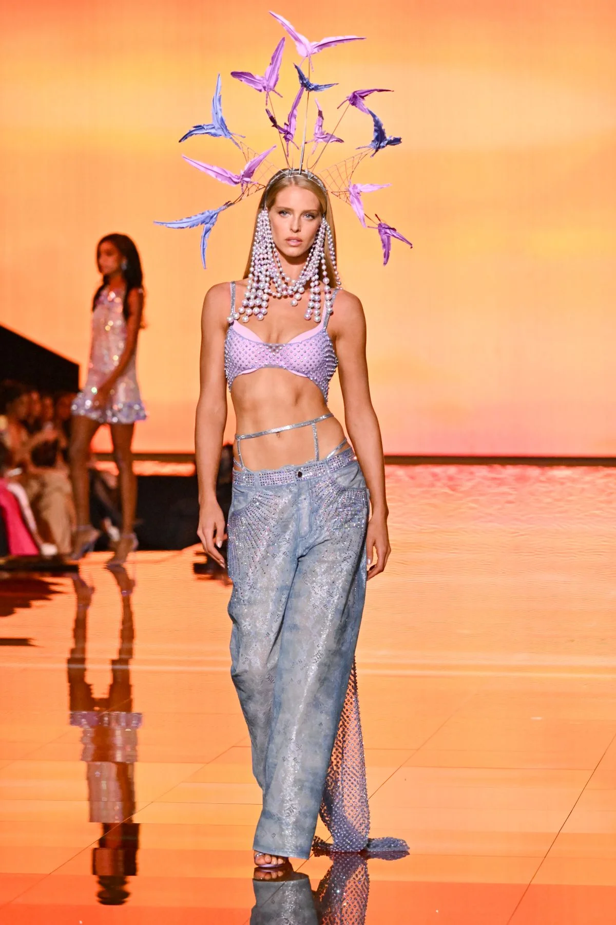 Abby Champion desfilou usando um par de jeans com aplicação de strass Abby Champion desfilou usando um par de jeans com aplicação de strass