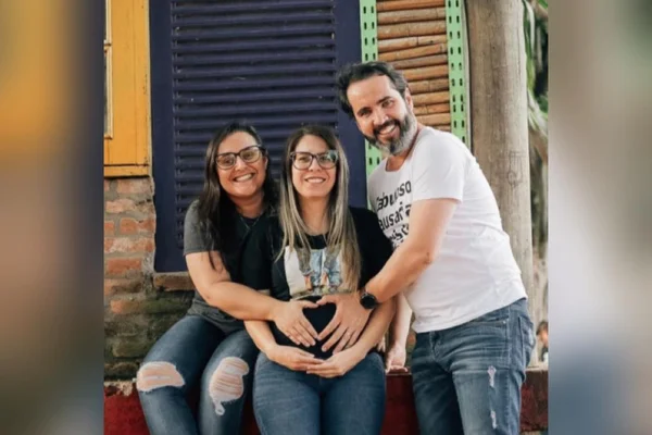 “Afinidade de outras vidas”: trisal comemora gravidez de cinco meses