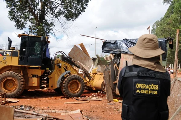 Agefis faz operação para retirar invasões na Estutural