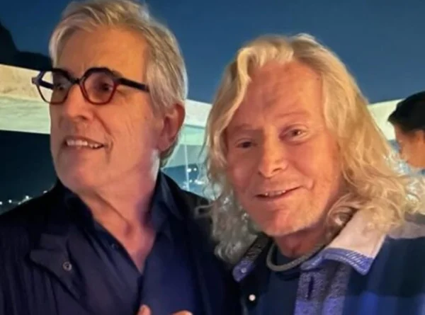 foto colorida de Ivan Lins, homem branco idoso que usa óculos e camisa, e Marcos Valle, homem branco de cabelos brancos médios - metrópoles