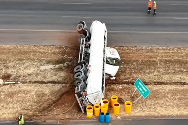 Carreta tombada em acidente na BR-020