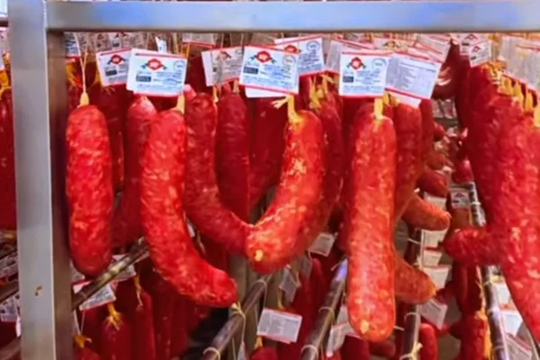 Imagem da embalagem de linguiça - Metrópoles